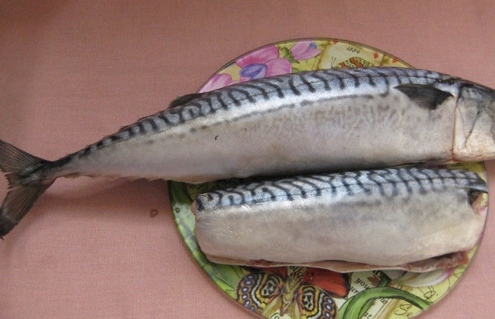 1. Этап. Скумбрия маринованная по-домашнему: Рыбу нужно разморозить, отрежьте у неё голову и хвост. Очистите тушку от внутренностей.