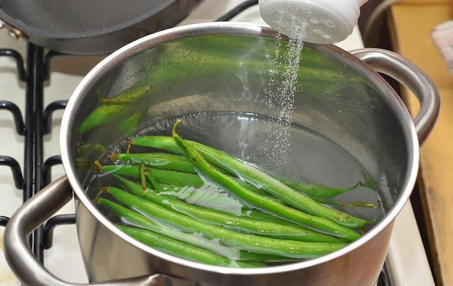 1. Этап. Салат с фисташками: Фасоль бросаем в кипящую воду, добавляем соль и варим 5 минут.