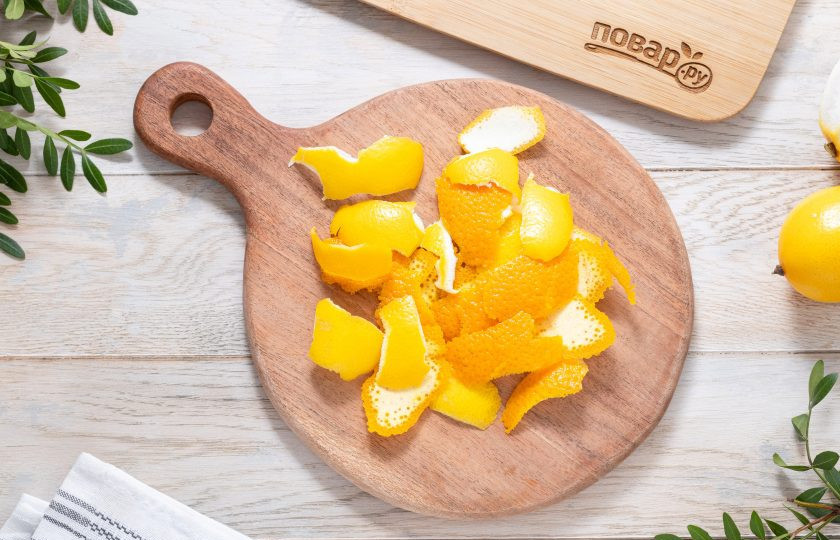 1. Этап. Домашний лимонад из лимона и апельсина: Фрукты тщательно помойте, можно обдать кипятком. Затем срежьте цедру 1 апельсина и 2 лимонов.