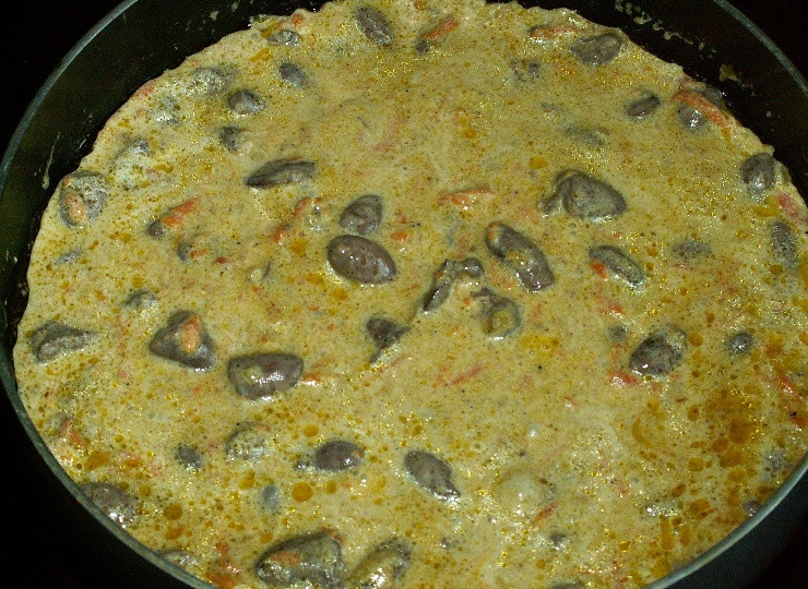 1. Этап. Куриные сердечки в сметанном соусе: Затем добавляем сметану (если она слишком густая ее можно развести водой), перемешиваем. Когда соус закипит, выключаем огонь и даем блюду постоять под закрытой крышкой минут 10-15. Вот теперь сердечки готовы, и их можно попробовать, приятного аппетита.