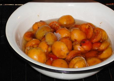 1. Этап. Варенье из абрикосов с винным уксусом в духовке: 3. Теперь нашу миску отправляем в разогретую до 180 градусов духовку. Не забывайте периодически помешивать.