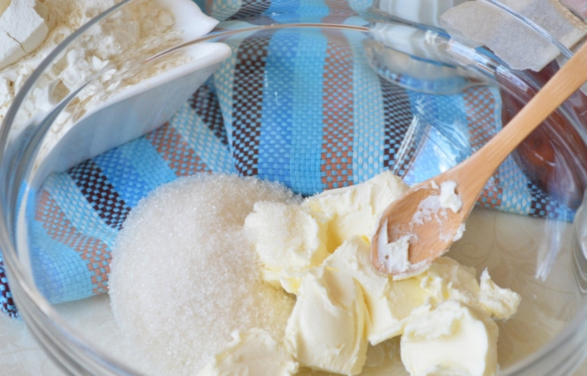 1. Этап. Тесто для рогаликов: 1. Масло заранее достаю из холодильника. Использую размягченное масло, перекладываю его в миску и разделяю на несколько частей, всыпаю сахарный песок и перетираю все вместе.