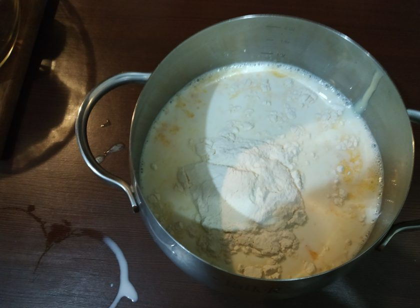 1. Этап. Торт Золотые купола: Варите крем, постоянно помешивая, до загустения на медленном огне. Когда он будет готов, добавьте ванильный сахар и перемешайте.