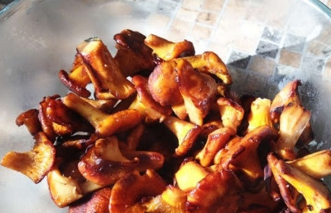 1. Этап. Крем-суп из лисичек: 2. После варки грибов отправьте их жариться на оливковом масле. Огонь сделайте слабый и накройте крышкой. Жарим до готовности, после чего добавляем сливки и тушим на слабом огне еще 10 минут.