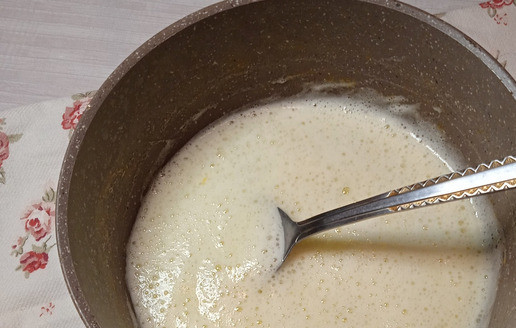 1. Этап. Дынная панна котта: Содержимое сотейника пробить погружным блендером до однородности. Разлить дынную смесь на сливочный слой, убрать в холодильник на 4 ч и более, до полного застывания.