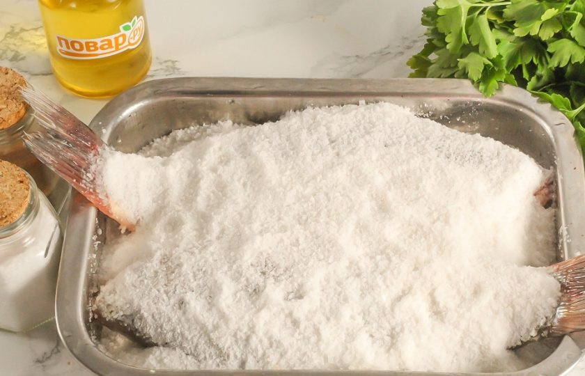 1. Этап. Таранка из карася в домашних условиях: На дно широкой емкости с высокими бортиками всыпьте половину соли. Еще половину высыпьте в брюшки рыб и засыпьте ей их сверху, чтобы они оказались под 