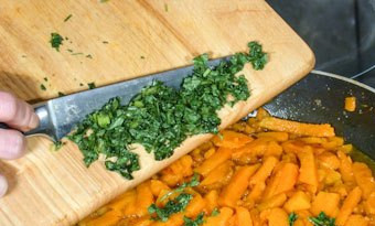 1. Этап. Паста с тыквой и сыром: Если тыква пригорает - можно добавить немного воды. Затем добавляем к тыкве жаренный лук и чеснок + измельченную зелень. Перемешиваем.