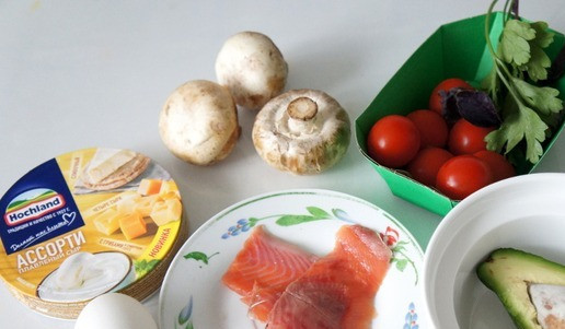 1. Этап. Ассорти брускетт: А в холодильнике, кроме сыра, нашлось: - половинка авокадо; - варёное яйцо; - ломтик слабосолёной рыбы; - несколько помидорок черри; - веточка зелени; - три шампиньона; - зубчик чеснока.