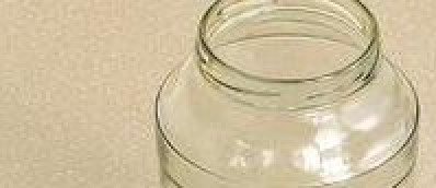 1. Этап. Помидоры в желе: На дно стерилизованных банок выложить кружочки лука, чеснок, лавровый лист и перец.