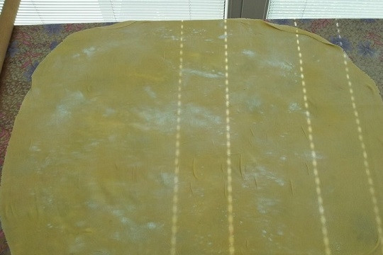 1. Этап. Ханума с мясом в пароварке: 4. Тесто раскатайте на рабочем столе, присыпанном мукой, очень тонко.