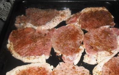 1. Этап. Отбивные из говядины с грибами: Выкладываем отбивные на противень, предварительно смазанный совсем чуть-чуть подсолнечным маслом.