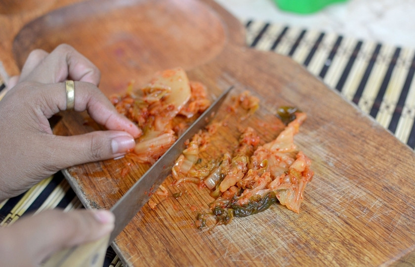1. Этап. Кимчи с рисом: Нарежьте кимчи на маленькие кусочки.