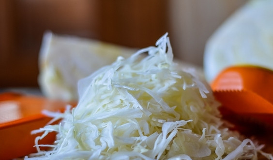 1. Этап. Маринованная капуста с луком: Капусту помойте и нашинкуйте её тонкой соломкой.