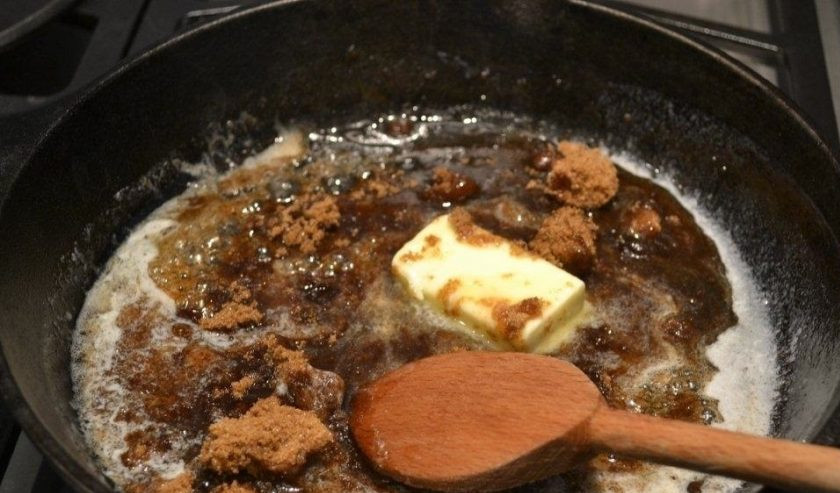 1. Этап. Быстрый рецепт яблочного пирога: 1. В сковороду выложите 4 столовые ложки сливочного масла, добавьте корицу (0,5 ложки), мускатный орех, сахар.