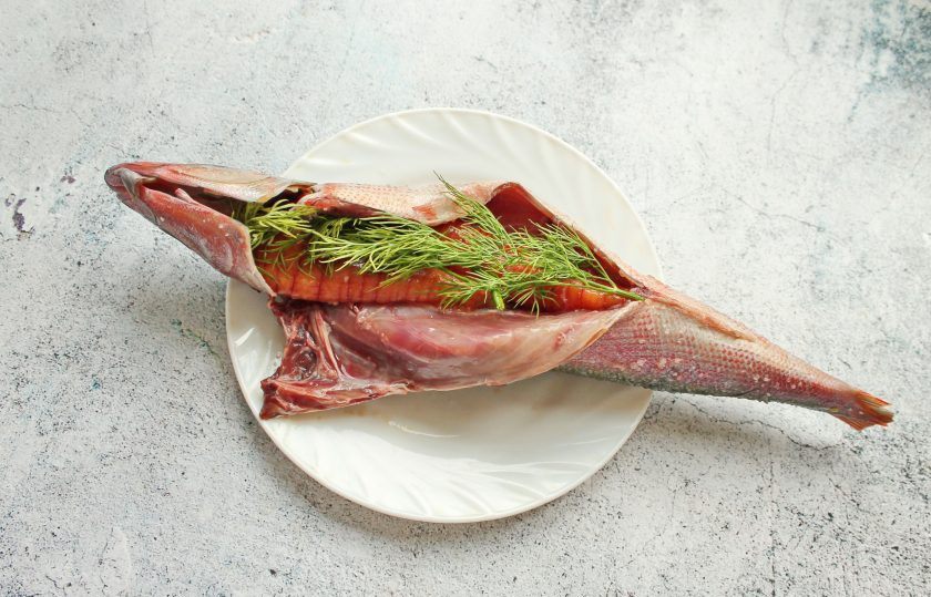 1. Этап. Красноглазка в фольге в духовке: Рыбу посолите, поперчите снаружи и изнутри. Полейте внутри лимонным соком, выложите икру и веточки укропа.