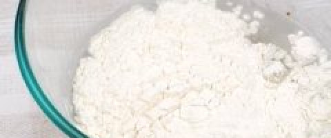 1. Этап. Фарш для пельменей: Так как мы сегодня будем готовить фарш для пельменей, а вместе с ним, чего уж там, и пельмени, то для начала мы, конечно же, займемся тестом. Для приготовления теста соединяем яйцо, воду, соль и добавляем муку по 0,5 стакана, тщательно перемешивая.