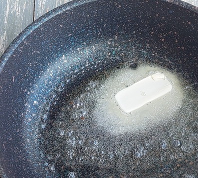 1. Этап. Двойной мясной бургер с карамелизированным луком: Далее приготовим карамелизированный лук. Для этого растопить сливочное масло на сковороде.