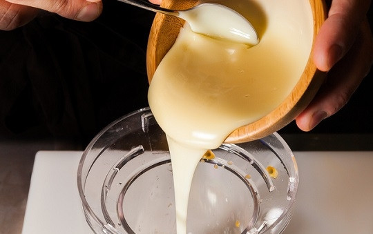 1. Этап. Сырный мусс: 5. Следом отправьте в мисочку сгущенку.