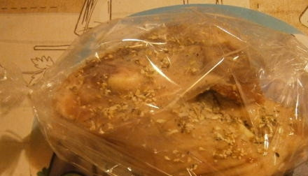 1. Этап. Рулька свиная в аэрогриле: 3. Аккуратно поместите рульку в рукав для запекания и как следует закрепите края. Сделайте иголкой несколько маленьких проколов для выхода пара.