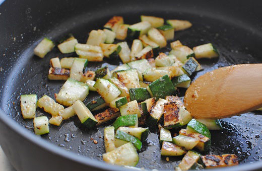 1. Этап. Ризотто с кабачками и помидорами: Для начала мы разогреваем на сковороде немного растительного масла и выкладываем в него нарезанный кубиками кабачок. Жарим цуккини до золотистой корочки, затем перекладываем его на тарелку.