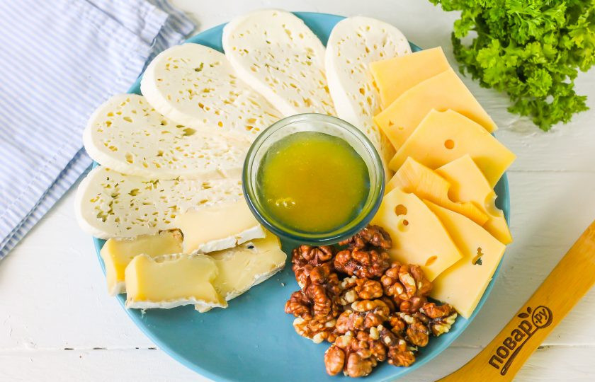 1. Этап. Сырная тарелка на Новый год: Далее ломтиками нарежьте сыр 