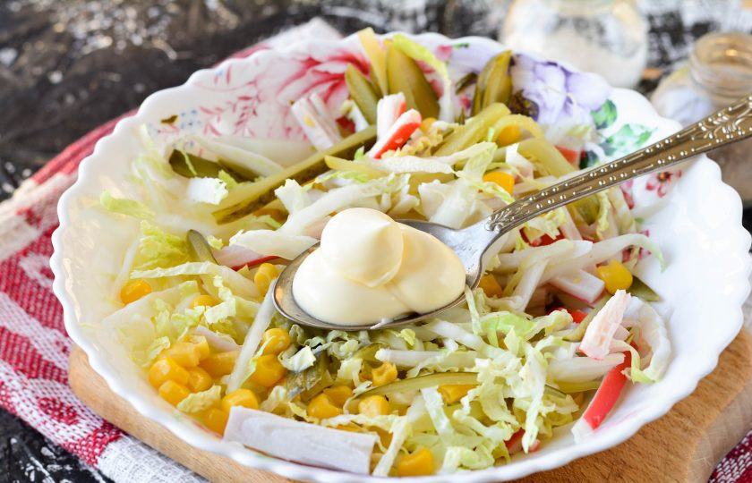 1. Этап. Крабовый салат с соленым огурцом: Заправьте майонезом и еще раз перемешайте.