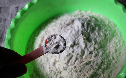 1. Этап. Торт на день рождения девочке 8 лет: 1. Просеем муку, добавим сюда разрыхлитель. Для усиления вкуса можно добавить щепотку соли.