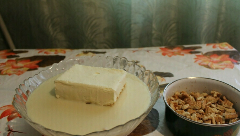 1. Этап. Сладкие колбаски из печенья: 1. Подготовим ингредиенты. Какао разводим кипятком и перемешиваем, чтобы не было комочков. 500 грамм печенья перетираем в мелкую крошку, а оставшиеся 100 грамм оставляем небольшими кусочками. Сгущенку с маслом смешаем при помощи миксера.