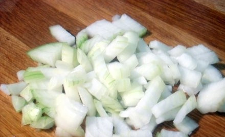 1. Этап. Тушеная грудка с картошкой в мультиварке: Лук очистим и нарежем небольшими кубиками.