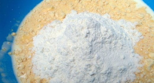 1. Этап. Блины с крабовым припеком: Просейте муку через сито несколько раз, соедините ее с разрыхлителем. Введите смесь сухих ингредиентов в молочно-яичную массу.