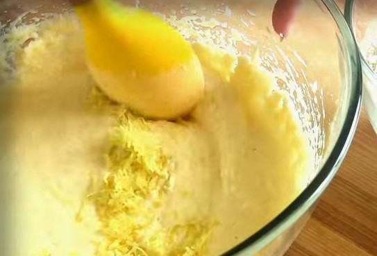 1. Этап. Клубничный кекс с шоколадной глазурью: 3. Натрите на мелкую терку цедру лимона, отправьте её в тесто, перемешайте.