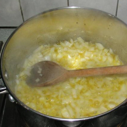 1. Этап. Суп из шампиньонов: Растопить сливочное масло в кастрюле и потушить лук с чесноком. Примерно 6 минут.