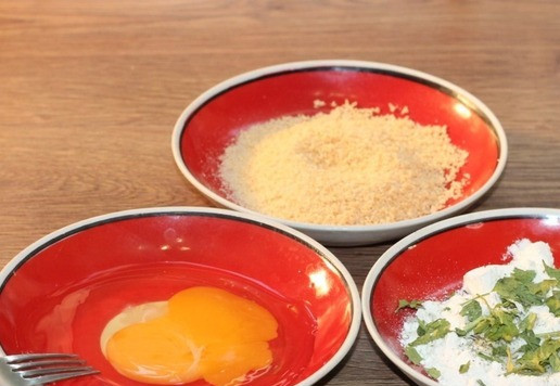 1. Этап. Сочные, нежные котлеты с добавлением картофеля: 11. Приготовим панировку для котлет. Берем 3 блюдца: в 1 - насыпаем муку, добавляем измельченную петрушку, солим и перемешиваем во 2 - взбиваем куриные яйца вилкой или венчиком. в 3 - насыпаем панировочные сухари.