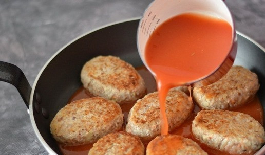 1. Этап. Гречаники в томатном соусе: Влейте эту томатную жидкость к гречаникам в сковороду.