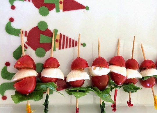 1. Этап. Новогодняя закуска Капрезе: 5. Осталось только собрать все ингредиенты на шпажку.