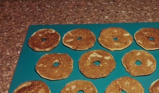 1. Этап. Яблоки в блинном тесте ПП: Нагреваем масло, оставляем часть для смазывания сковороды, остальное выливаем в тесто. Окунаем каждый кружочек яблока в тесто, выкладываем на разогретую сковороду и выпекаем с двух сторон