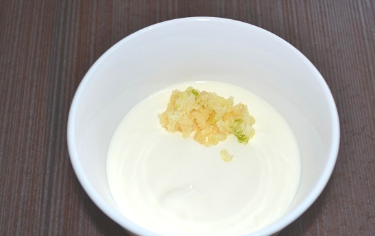 1. Этап. Вешенки в соусе: 7. Пока они обжариваются, сделаем соус. Пропустите через пресс чеснок и соедините со сметаной.