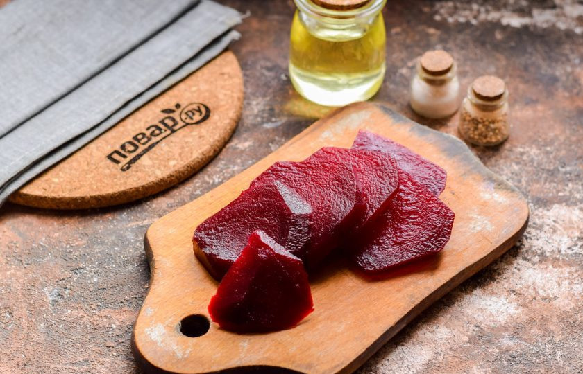 1. Этап. Салат из свеклы с кедровыми орешками: Очистите свеклу и нарежьте небольшими пластинами.