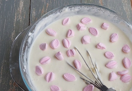 1. Этап. Чизкейк с маршмеллоу: Затем добавить мини-маршмеллоу (40 гр.), перемешать.