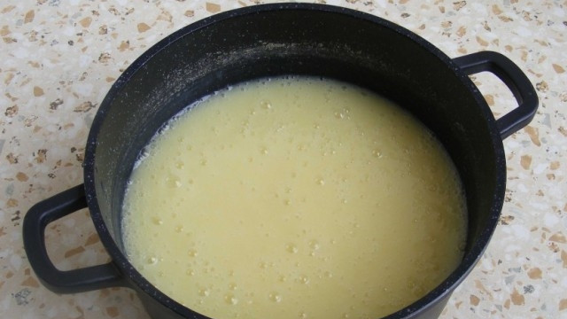 1. Этап. Суп с сыром Дружба: Готовые овощи с бульоном перемолотите блендером.