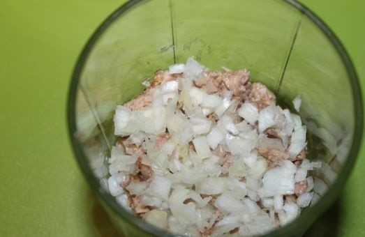 1. Этап. Салат слоеный: 7. Следом — печень и лук.