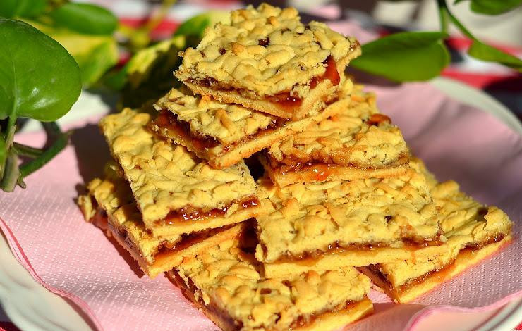 1. Этап. Венское печенье: Аллес! Приготовленный пирог разрезаем на квадратики и подаем к чаю и кофе.