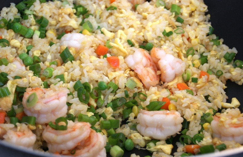 1. Этап. Рис с жареными креветками по-китайски: Добавляем устричный соус (по желанию) и зеленый лук. Перемешиваем, прогреваем еще секунд 30 - и снимаем с огня.