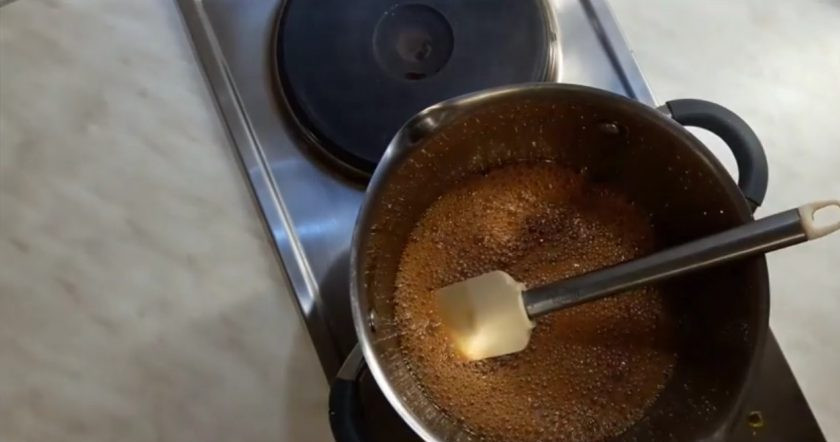 1. Этап. Конфеты с орехами, кунжутом, семечками и медом: 2. Приготовьте карамель и уберите с плиты, когда она будет готова. Приготовление займет примерно 20 минут.