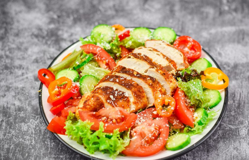 1. Этап. Салат с жареной куриной грудкой и овощами: Переложите овощи на тарелку, добавьте грудку, посыпьте все пармезаном, добавьте соль и перец по вкусу, оливковое масло, немного лимонного сока.