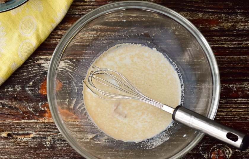 1. Этап. Мясные кольца в духовке: В миску влейте теплое молоко. Всыпьте соль, сахар и сухие дрожжи. Перемешайте.