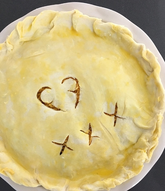 1. Этап. Пирог с мясом (вкусный): 3. Накройте начинку вторым слоем теста. Смешайте яйцо с водой и смажьте полученной смесью пирог. Сделайте небольшие надрезы, чтобы выходил пар в процессе выпекания.