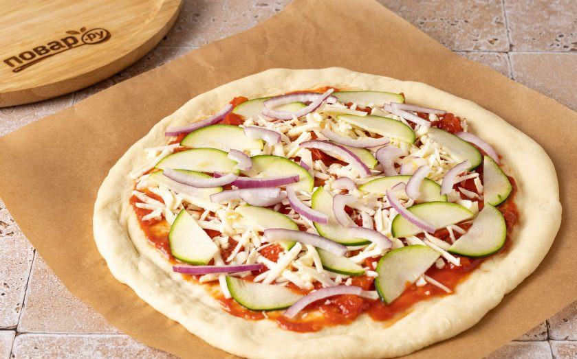 1. Этап. Овощная пицца: Сверху выложите цукини и красный лук.