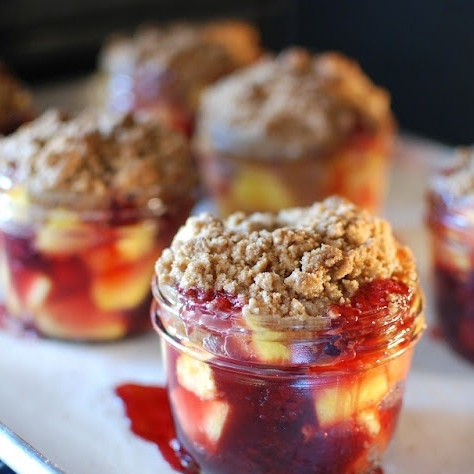 1. Этап. Десерт из персиков и ежевики: Выпекаем в разогретой до 180 градусов духовке около 25 минут.