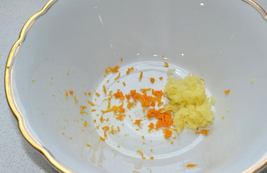 1. Этап. Куриные сердечки с медом: 4. Натрите на мелкой терке корень имбиря.